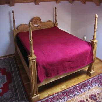 lesena postelja
                        